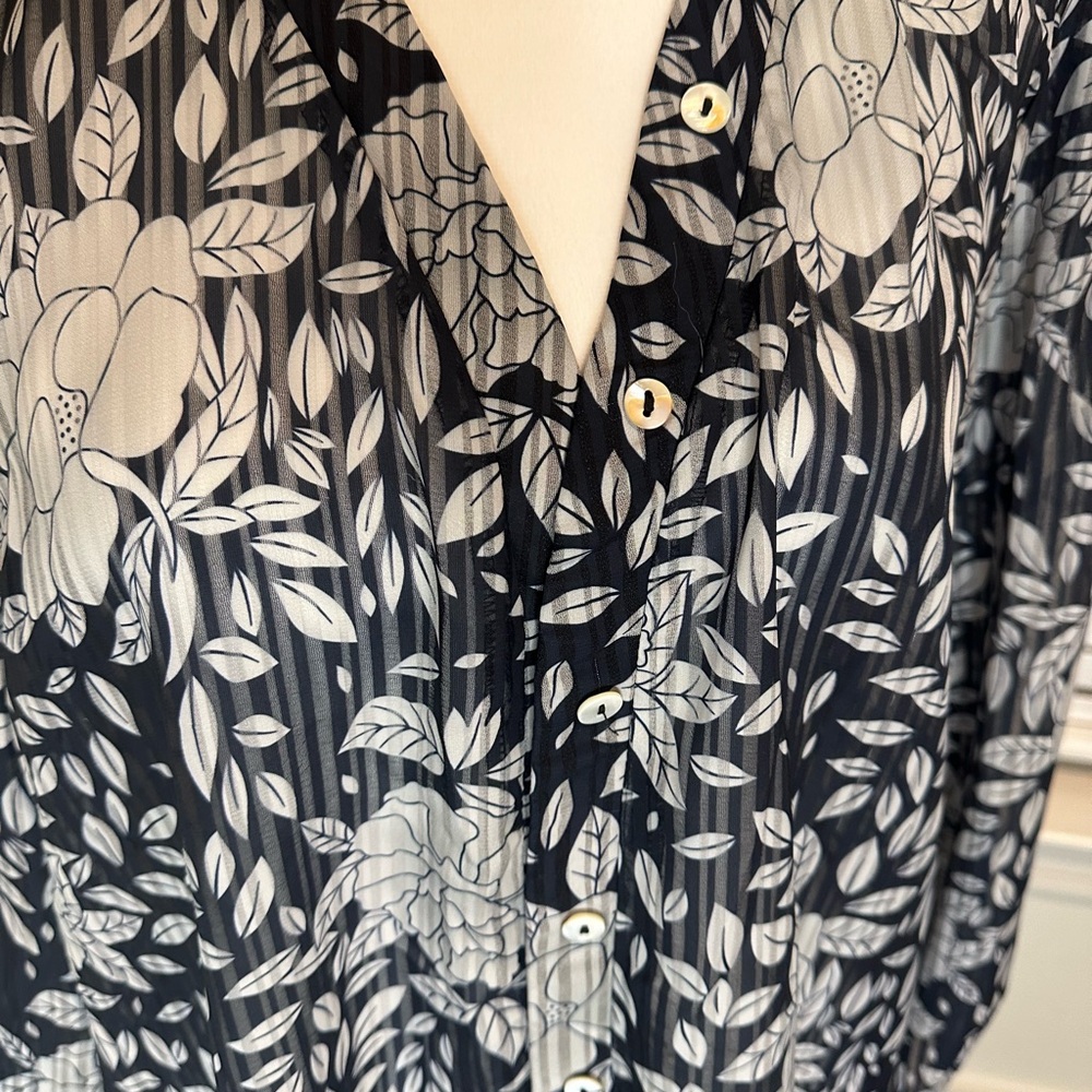 B&W blouse - Picture 3 of 8